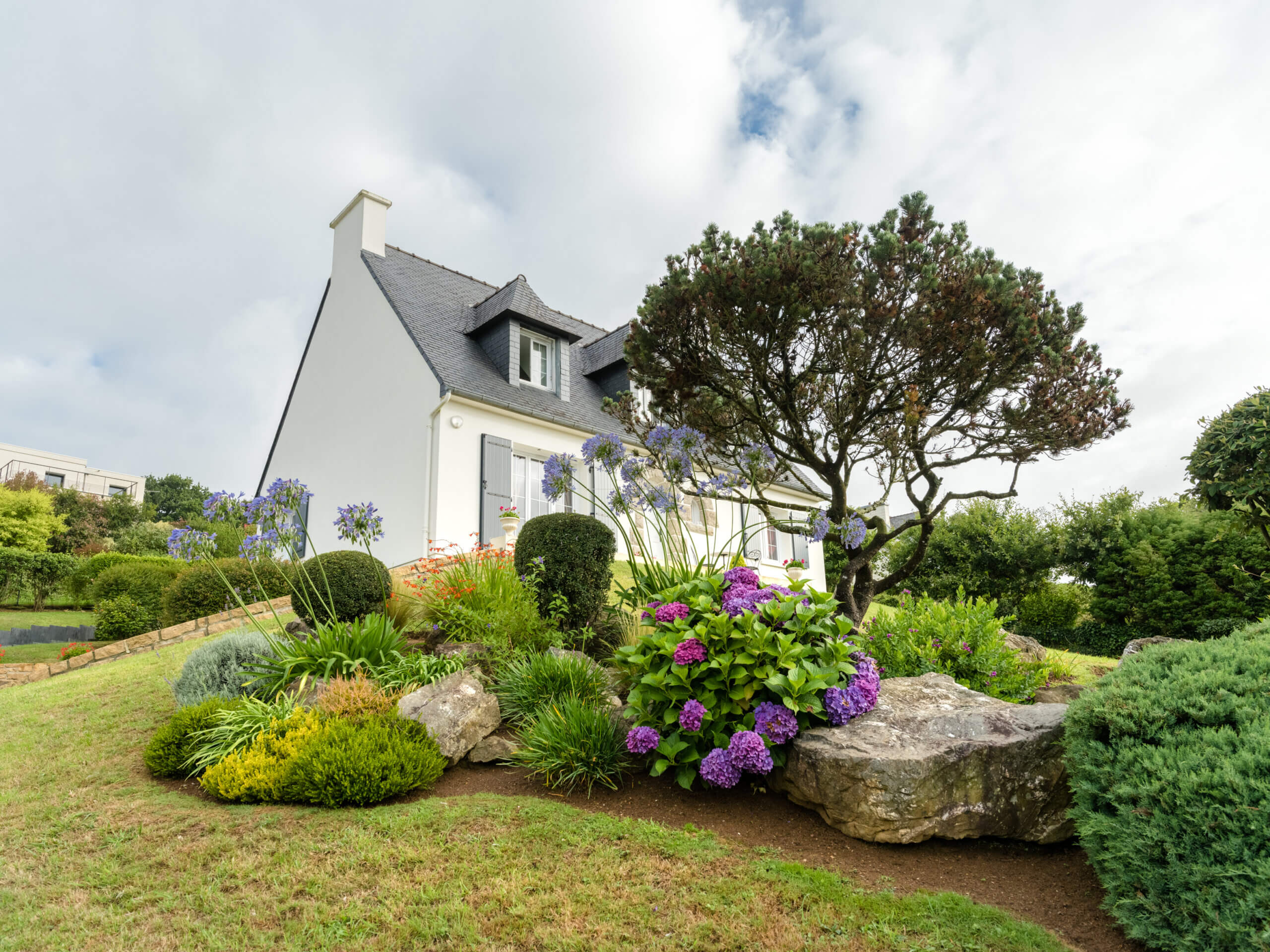 Jardin facile à entretenir avec un massif