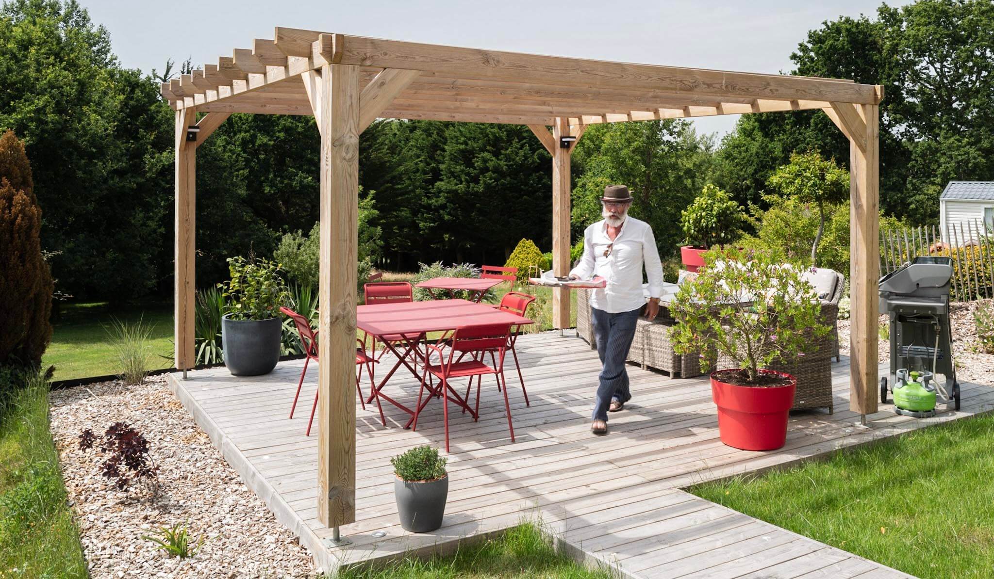 Pergola en bois installée par Vauthelin Paysages - Région de Brest -Finistere - Création d'un coin repas dans le jardin