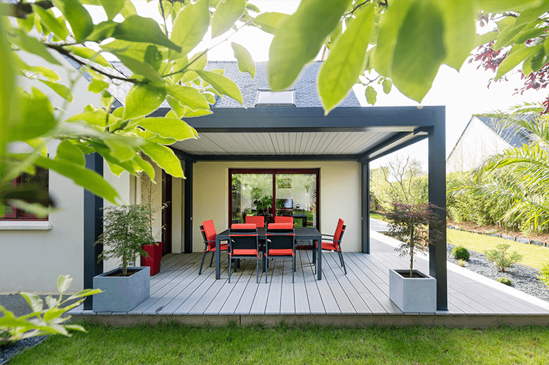 Pergola bioclimatique, installée par Vauthelin Paysages pour créer un espace de vie supplémentaire, accolé à la maison (région de Brest, Finistère)