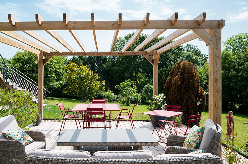 Pergola en bois, installée par Vauthelin Paysages pour la création d'un coin repas au jardin (région de Brest, Finistère)