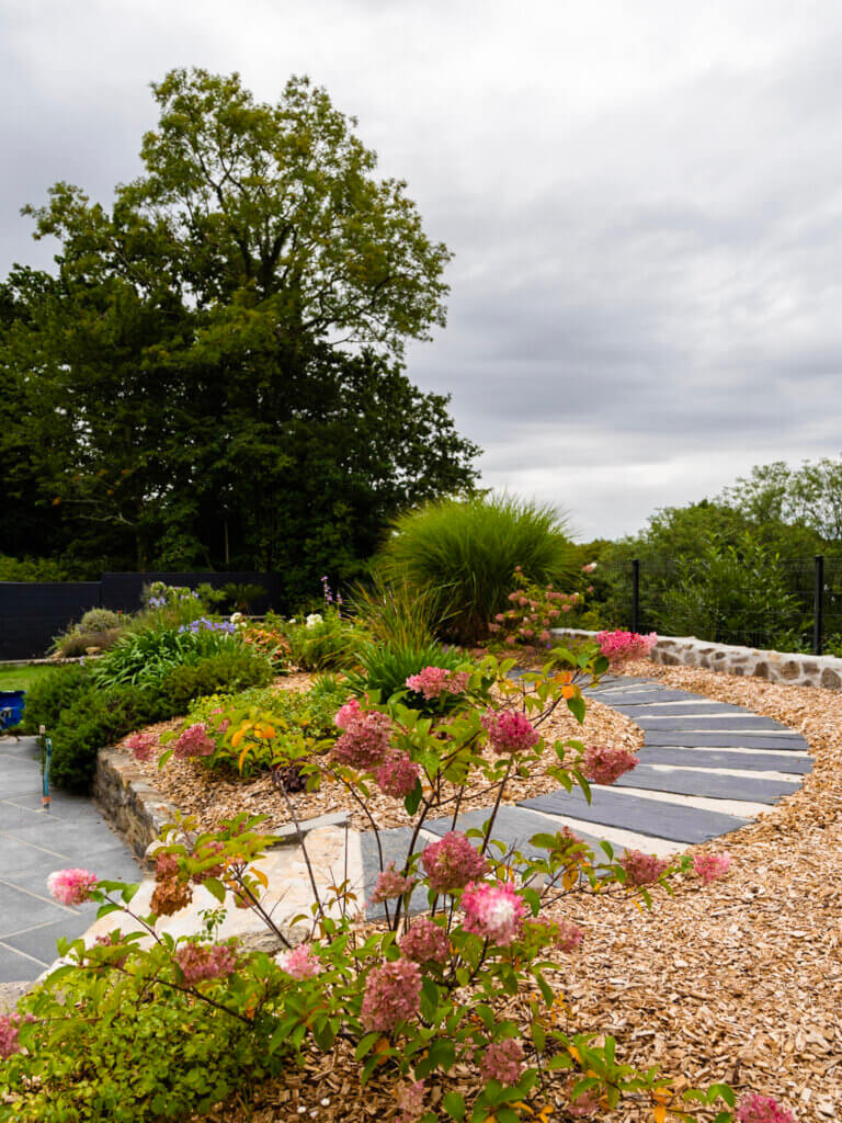 Aménagement d'une allée de jardin sur un terrain en pente, avec plantation de végétaux. Région de Brest - Crozon