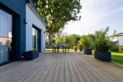 Terrasse en bois posée par Vauthelin Paysages dans la région de Brest, Finistère.