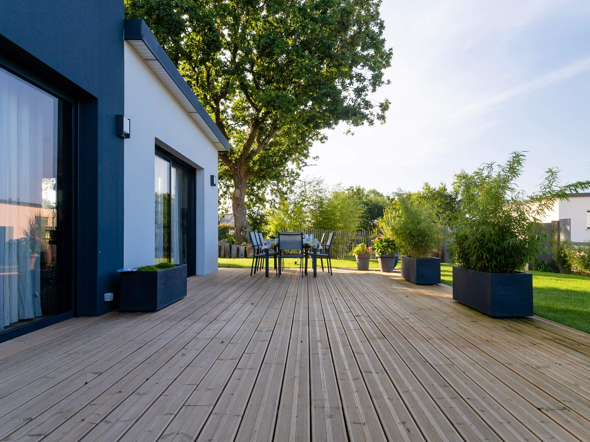 Terrasse en bois posée par Vauthelin Paysages dans la région de Brest, Finistère.