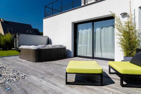 amenagement-jardin-spa-exterieur-vauthelin-paysages Aménagement de terrasse bois avec un spa vauthelin paysage