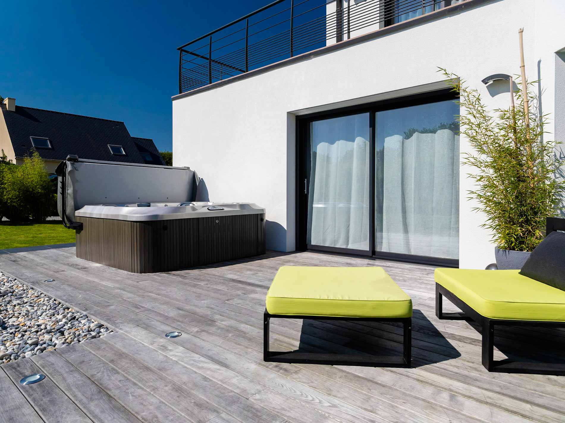 Aménagement de terrasse bois avec un spa vauthelin paysage