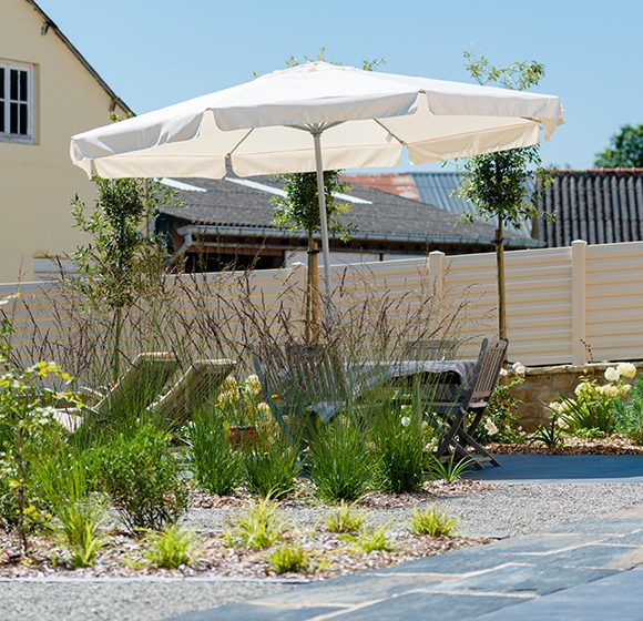 Plantations et espaces verts autour d'une terrasse, par Vauthelin paysages, paysagiste Brest, Plougastel, Saint-Renan, Lesneven, Le Conquet, Crozon