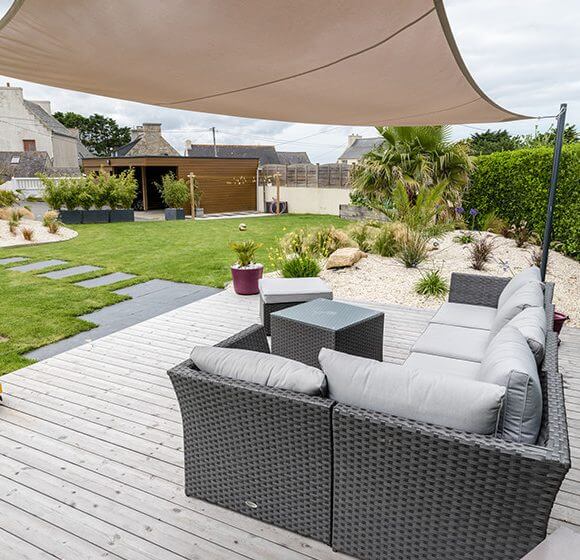 Terrasse aménagée avec un voilage Vauthelin Paysage