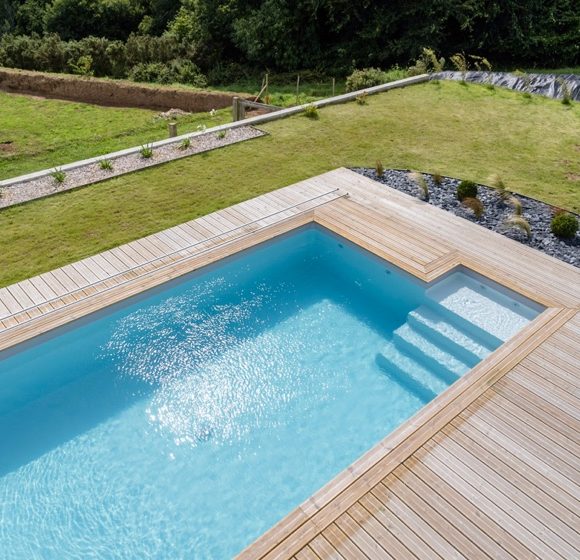 Terrasse en bois en bord de piscine particuliers - Vauthelin Paysages - Plougastel - Brest - Saint Renan - Le Conquet- Crozon - Lesneven