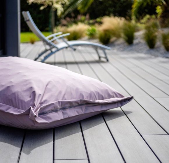 Coussin d'extérieur XXL - terrasse en bois - Vauthelin paysages - Brest - Paysagiste Finistère.