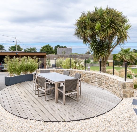 Terrasse en bois ronde - ensemble table et chaises de jardin en bois - Vauthelin paysages - Brest - Paysagiste Finistère.