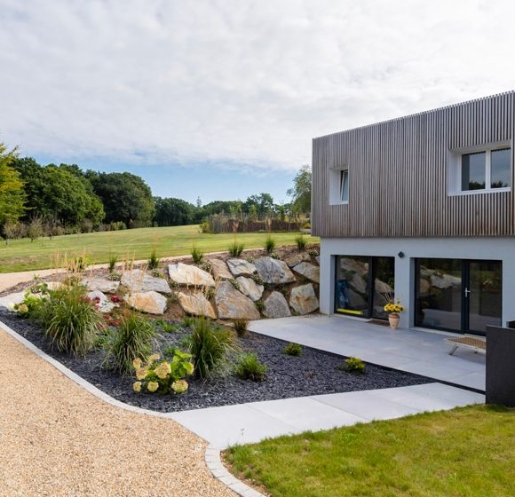 Terrasse en béton - maison moderne - Vauthelin paysages - Brest - Paysagiste Finistère.