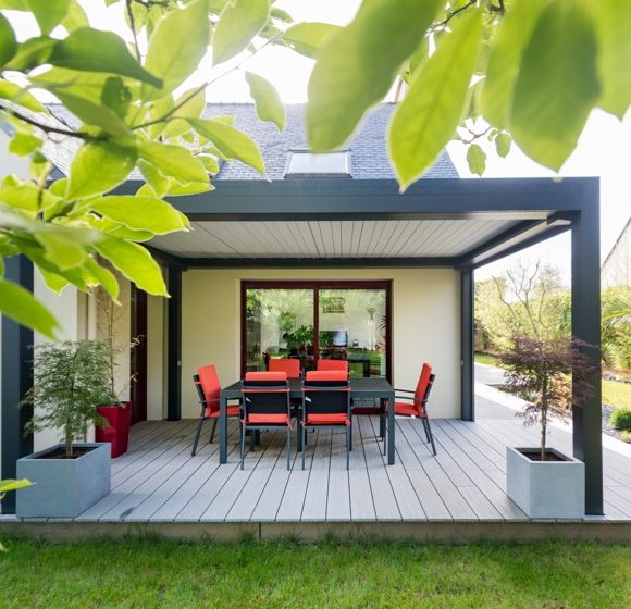 Terrasse bois et pergola bioclimatique - Vauthelin Paysages - Plougastel - Brest - Saint Renan - Le Conquet- Crozon - Lesneven - Paysagiste Finistère